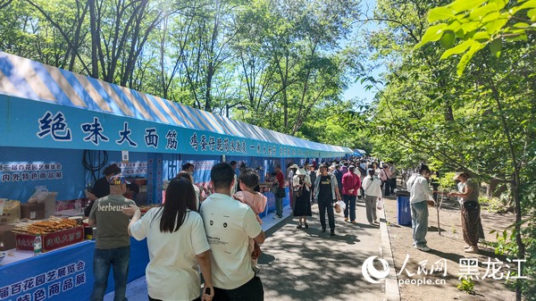 市民游客逛特色商品展。人民网记者 徐成龙摄