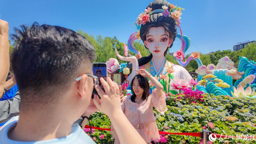哈尔滨：万盆花卉竞绽放 
