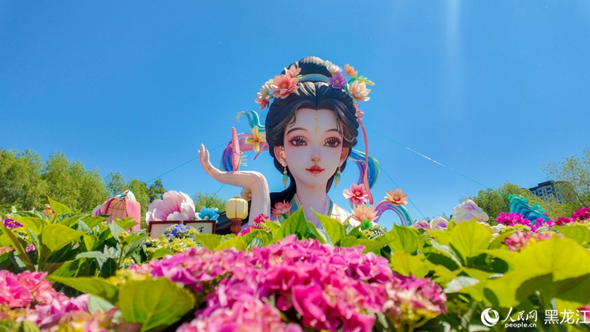 哈尔滨：万盆花卉竞绽放 