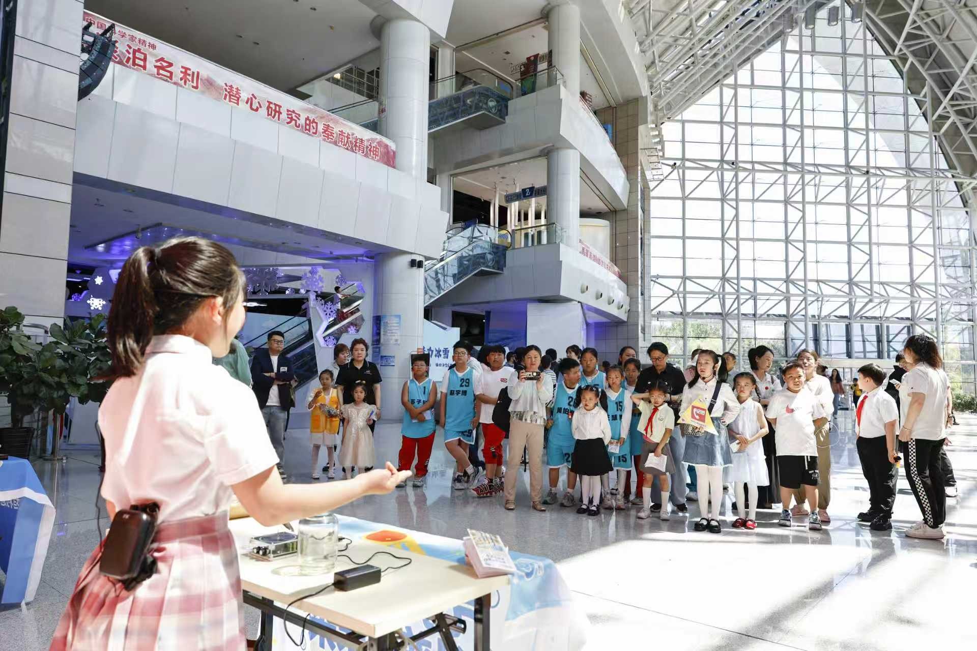黑龙江省科技馆开启“致敬大国脊梁 点亮科学梦想”欢乐科学周主题活动。图片由黑龙江省科技馆提供