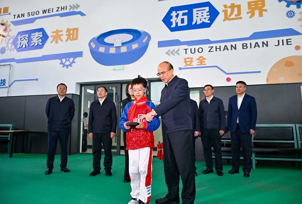 在哈爾濱市友協第二小學校，許勤來到航空興趣小組觀看學生日常訓練。
