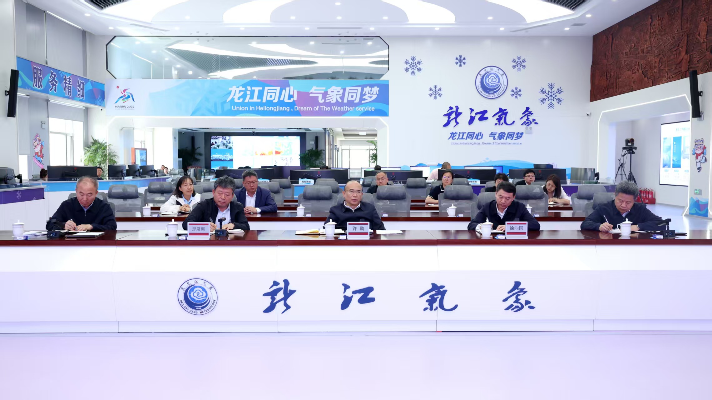 在省氣象台，許勤了解本輪極端天氣情況和近期氣象預測。