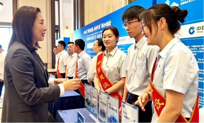 建设银行哈尔滨动力支行“张富清金融服务队”热情服务参会企业。