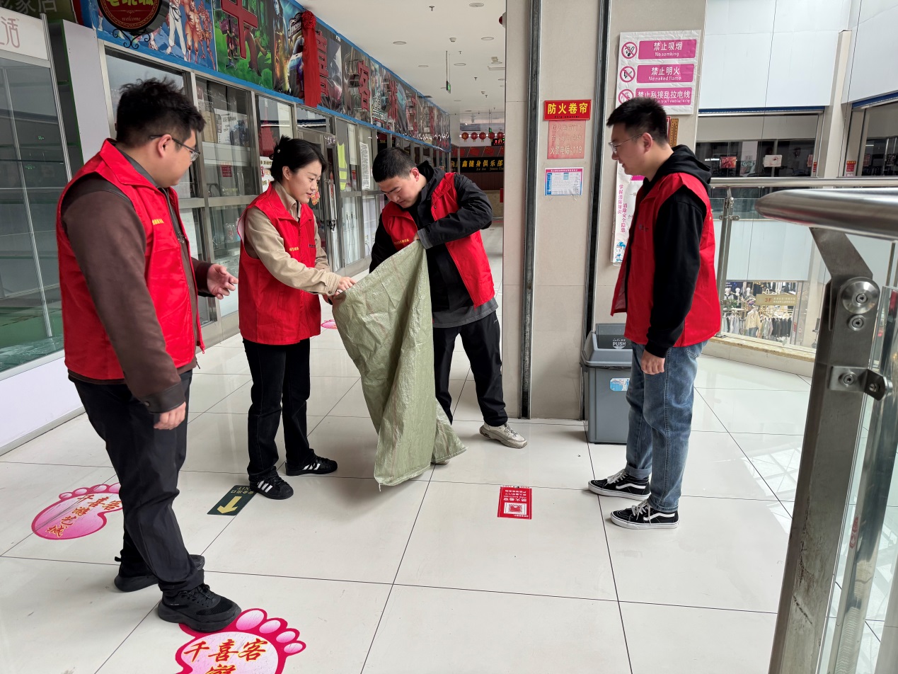 建设银行富裕支行“张富清党员突击队”“张富清金融服务队”开展志愿服务。