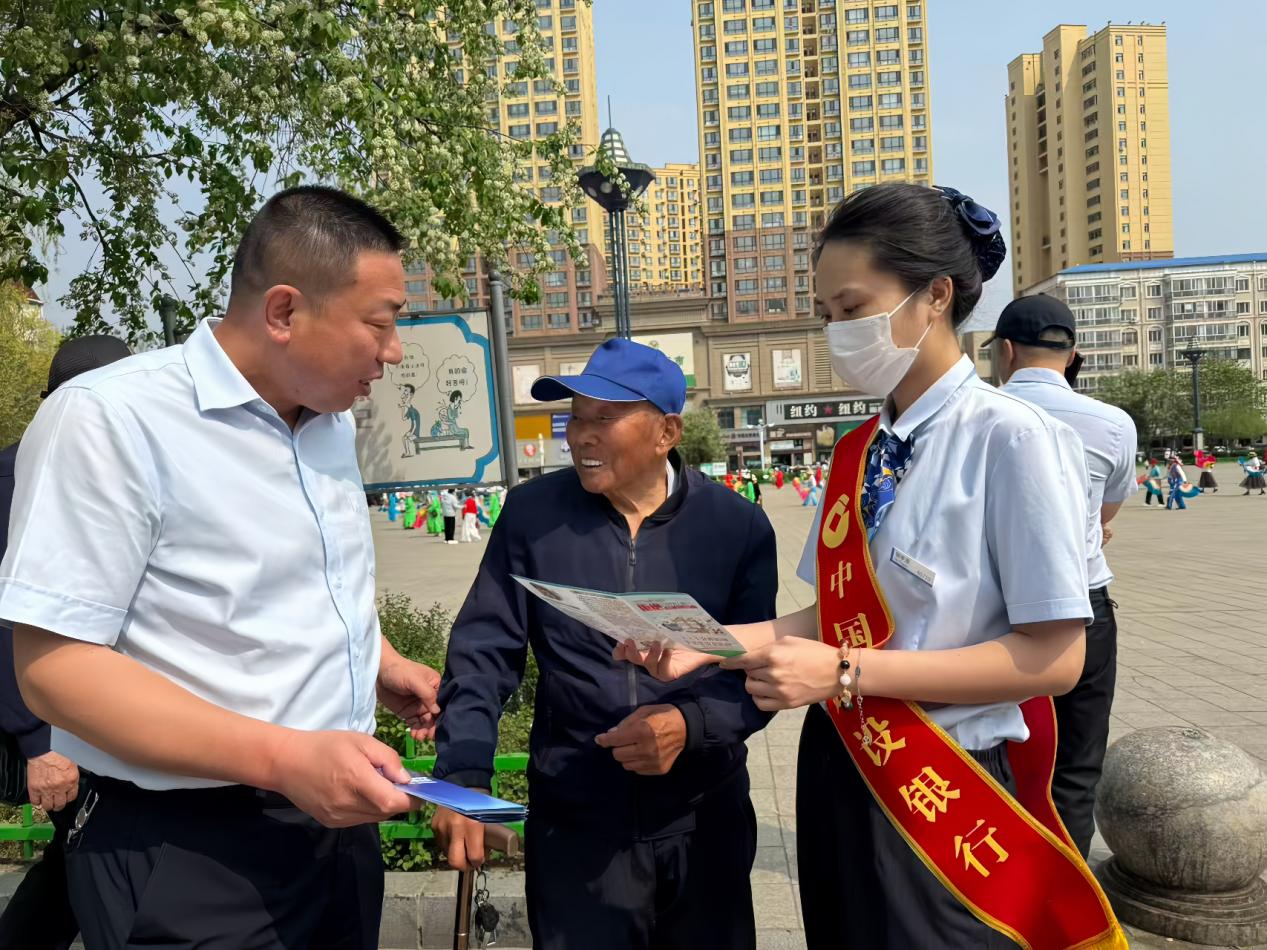 建设银行牡丹江分行工作人员向老年群体普及金融科技知识。
