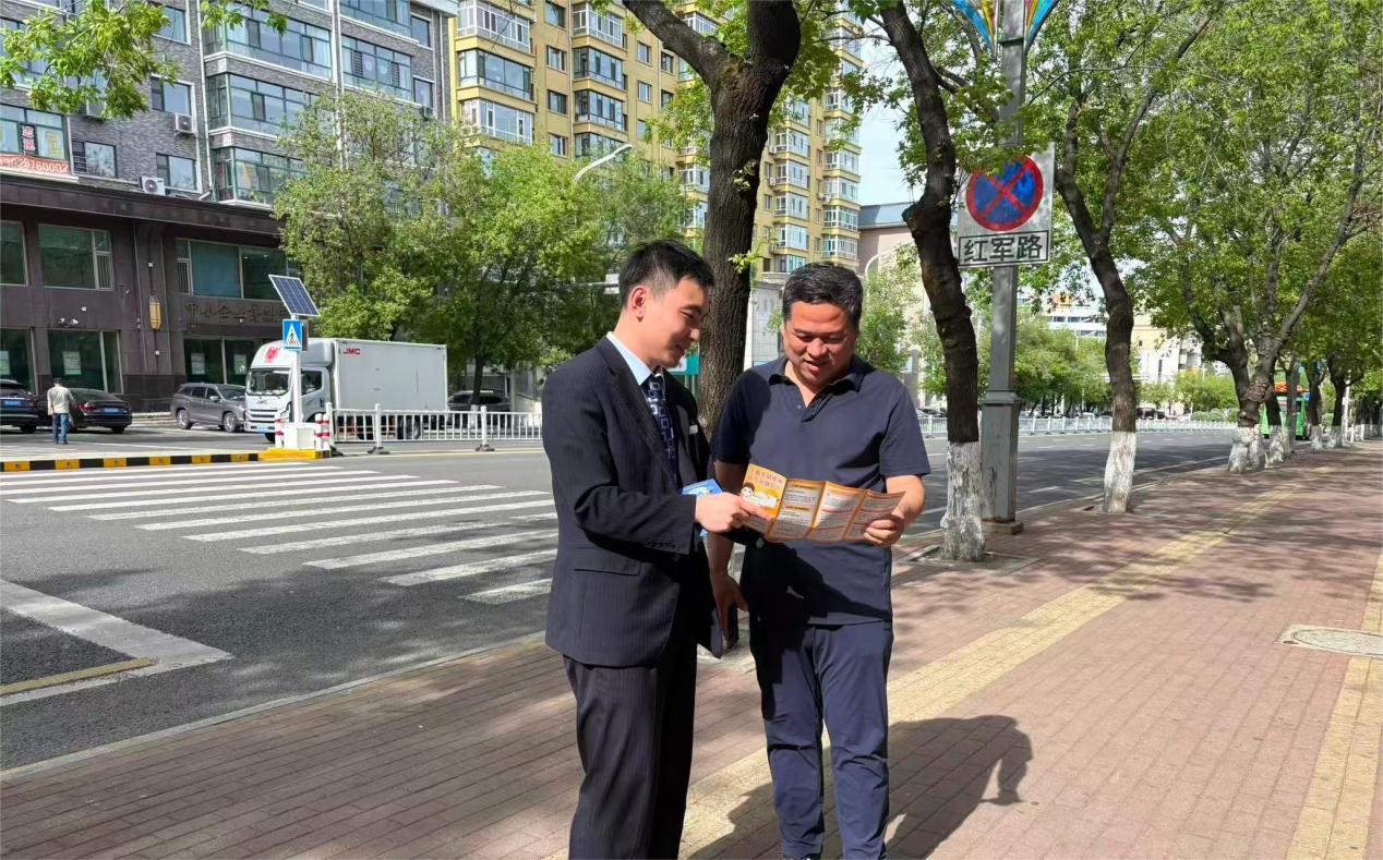 建设银行鹤岗分行工作人员走进社区开展金融科技周宣传。