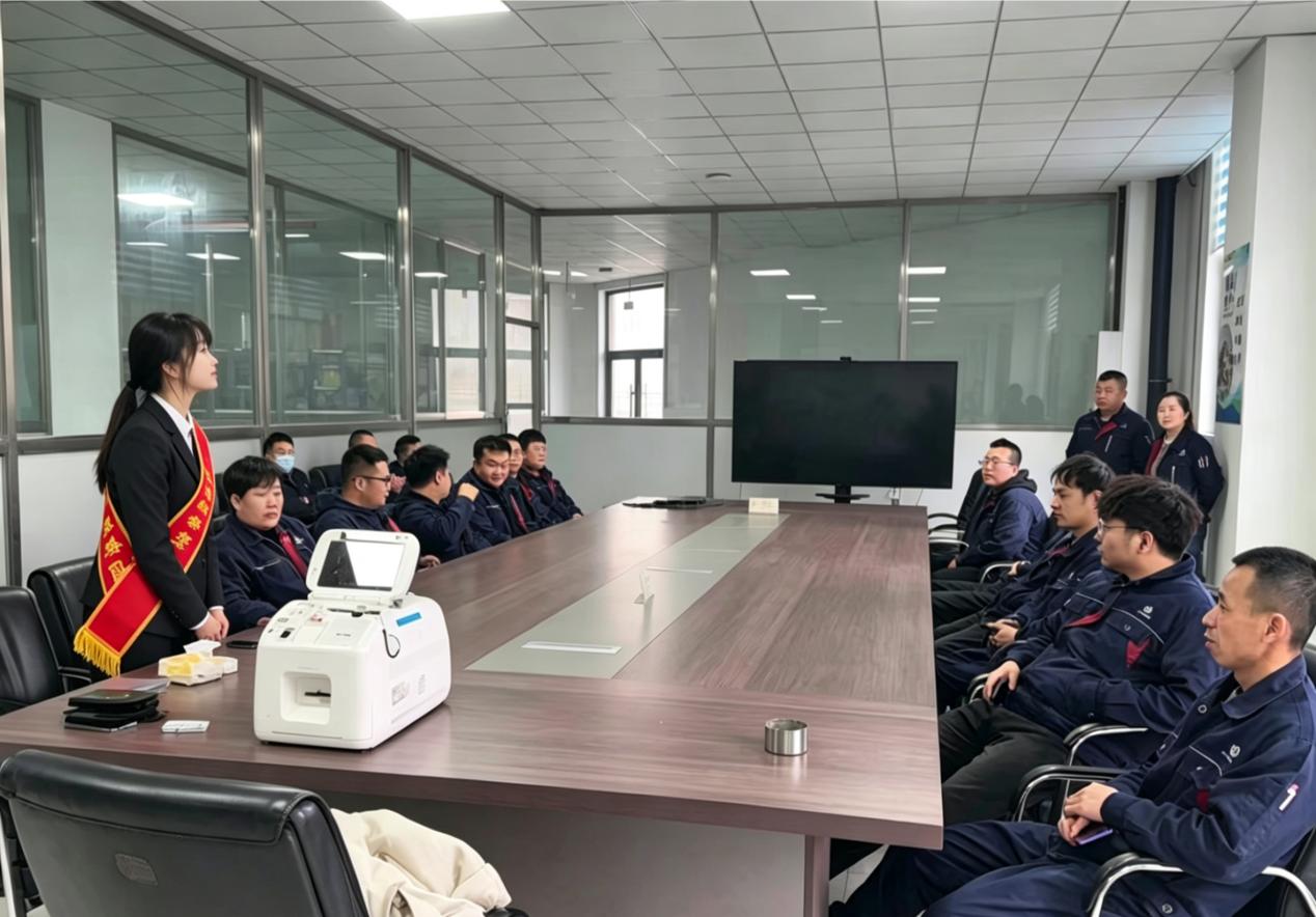 建设银行哈尔滨工大支行“张富清金融服务队”走进科创企业开展科技活动周宣传。