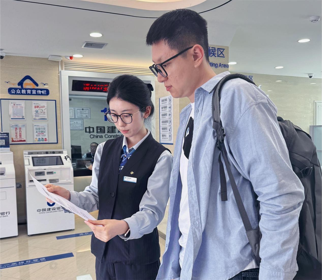 建设银行大庆分行工作人员向到店客户普及金融科技知识。