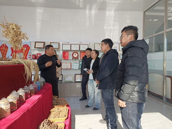 黑龙江八一农垦大学对周六中药材种植专业合作社进行实地考察指导。