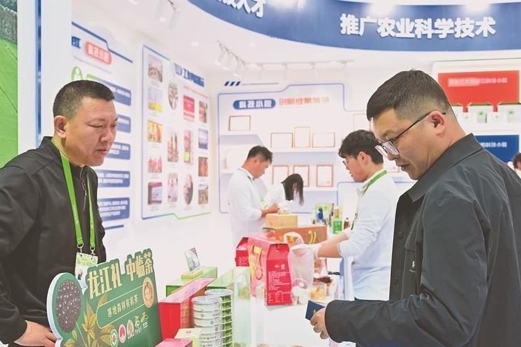 从哈洽会看龙江科技小院大作为科技小院把课堂学习和乡村实践紧密结合起来，带领青年科技人才厚植爱农情怀、练就兴农本领，在乡村振兴的大舞台上建功立业。