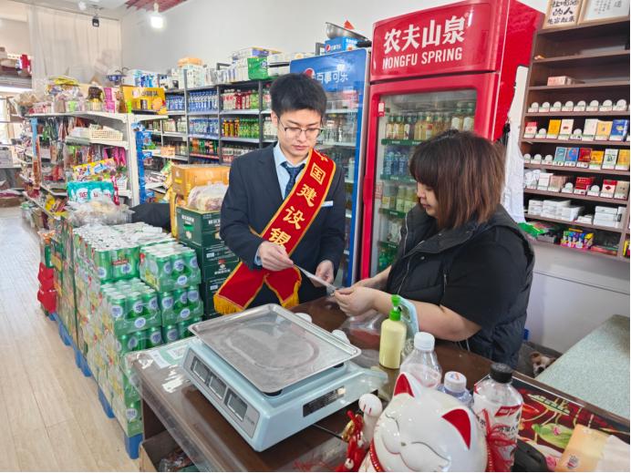 中国建设银行双鸭山分行“张富清金融服务队”走进社区开展清廉金融文化宣传活动。图片由中国建设银行黑龙江省分行提供