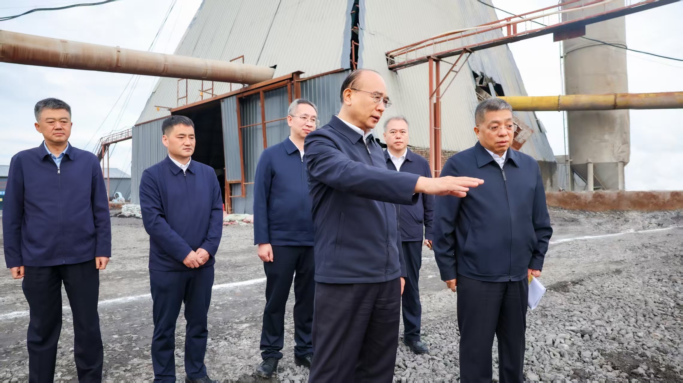 许勤在龙煤双矿集团东荣三矿改扩建项目现场,督导检查临时用地到期复垦工作进展。