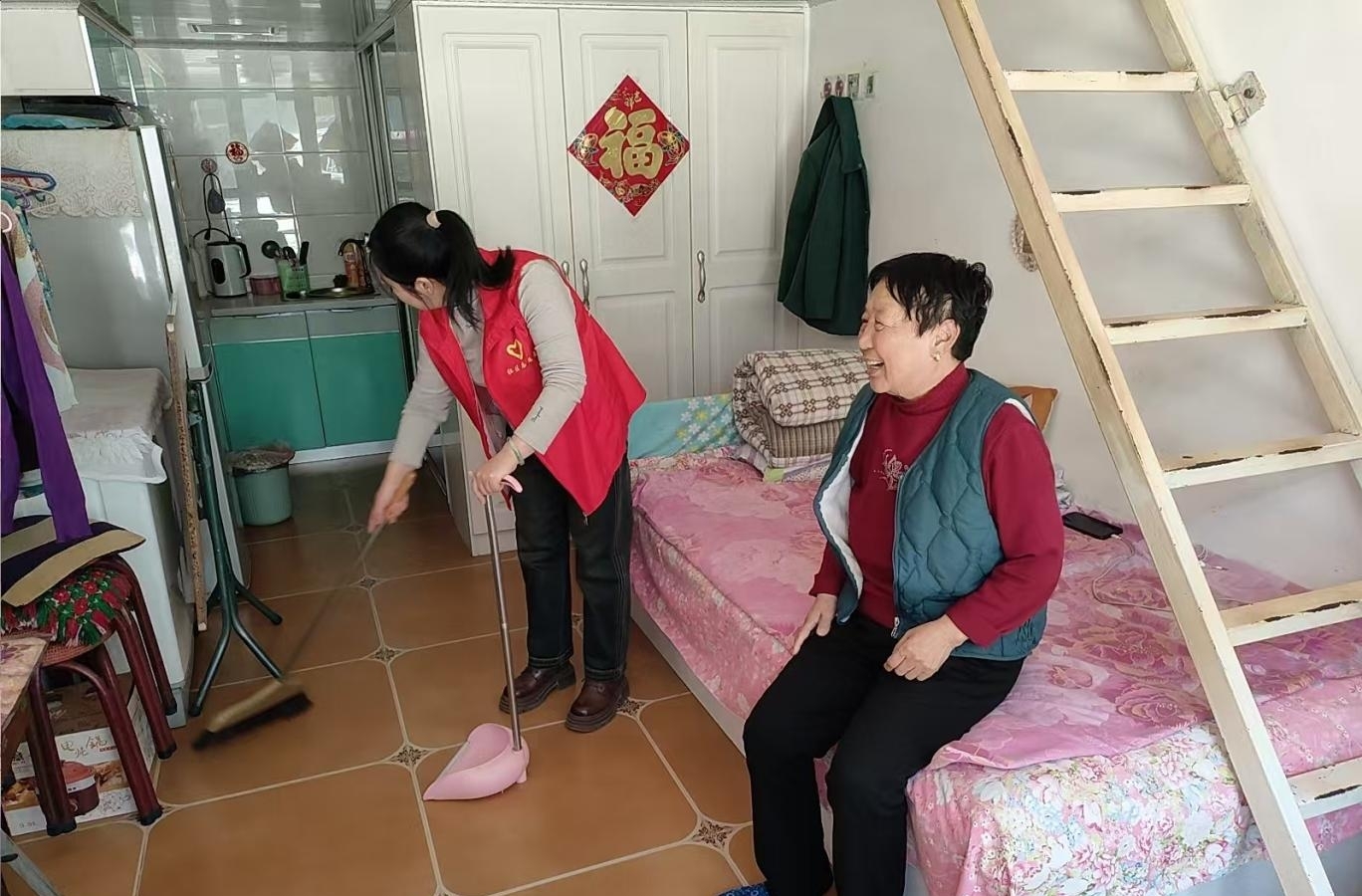 为独居老人打扫卫生