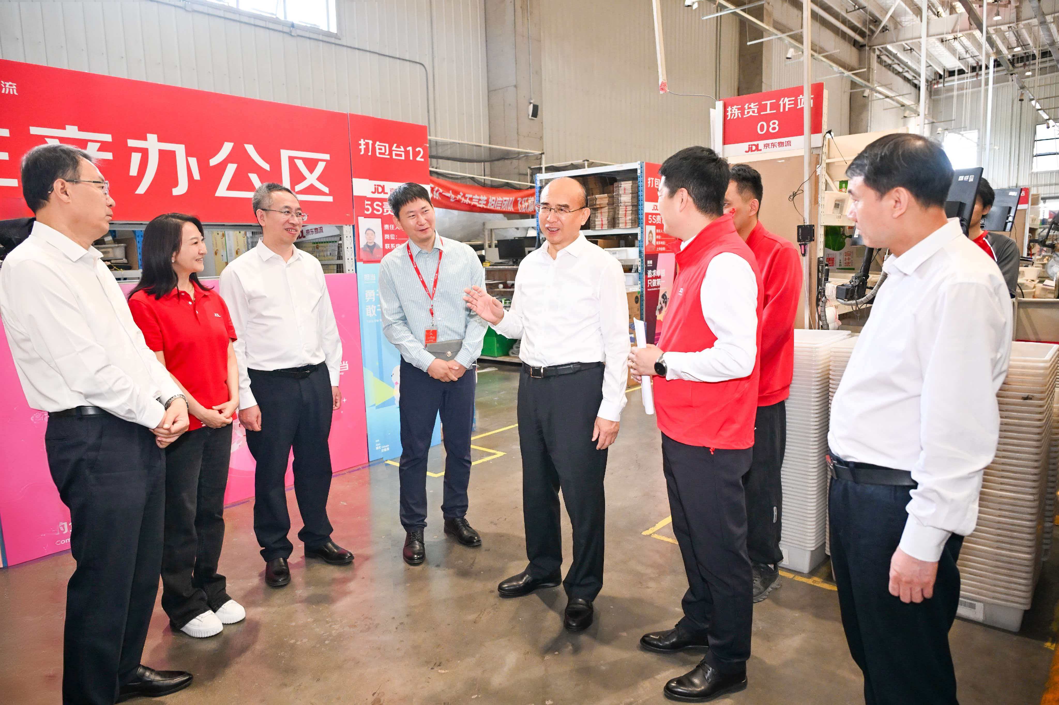 在京东“亚洲一号”哈尔滨智能物流园区,许勤鼓励企业抢抓“两新”政策机遇,强化数智赋能,提升仓储配送集约化自动化水平。