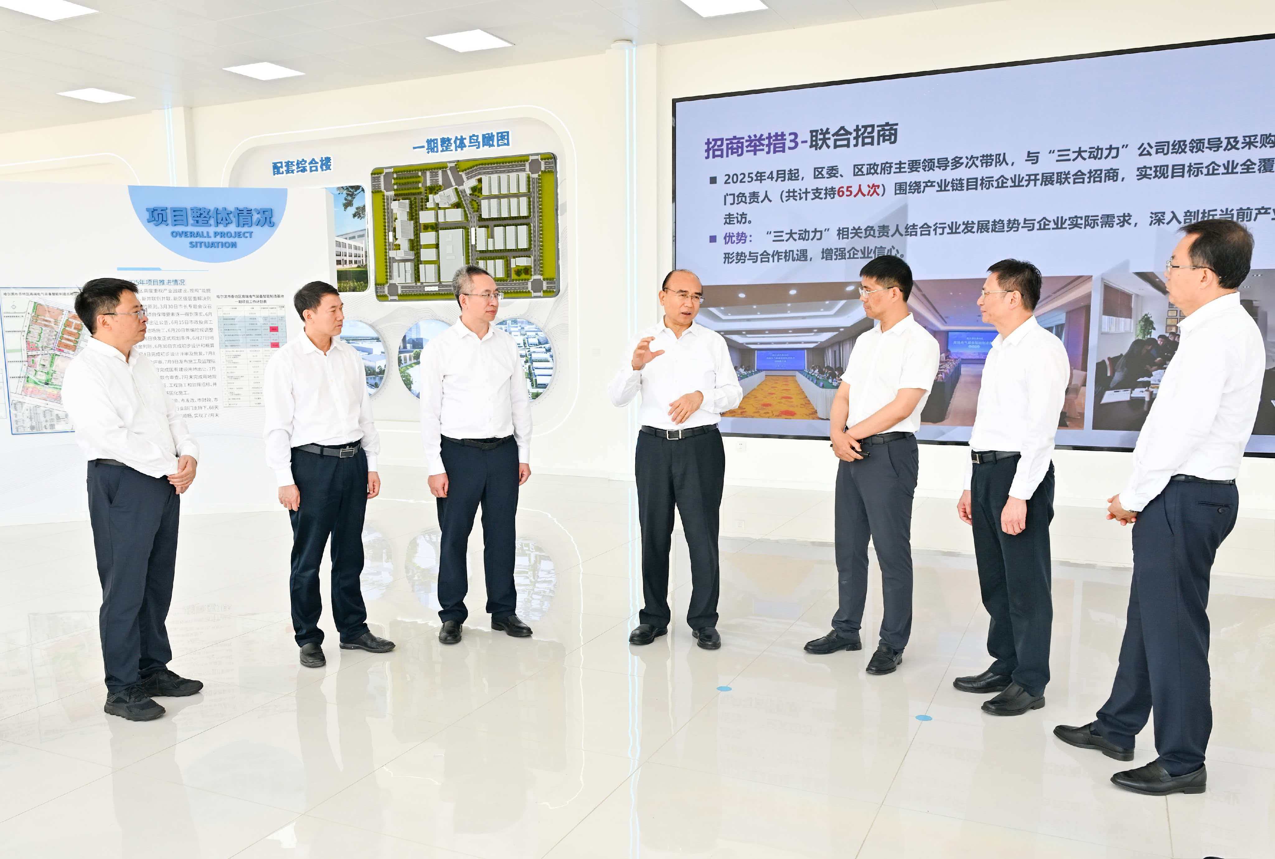 在哈尔滨市香坊高端电气装备智造产业项目建设现场,许勤详细了解总体规划、建设进度、入驻企业等情况。