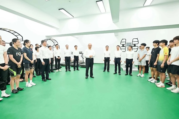 许勤来到冰上训练中心,向正在备战第十五届全国冬季运动会的冰上项目运动员问好。
