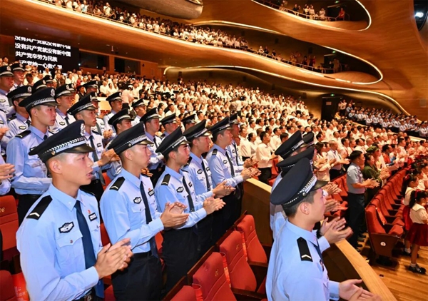 全场齐声高唱《没有共产党就没有新中国》。