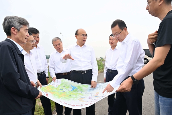 在阿什河伏尔加段堤防,许勤听取流域防洪治理工程规划建设等情况。