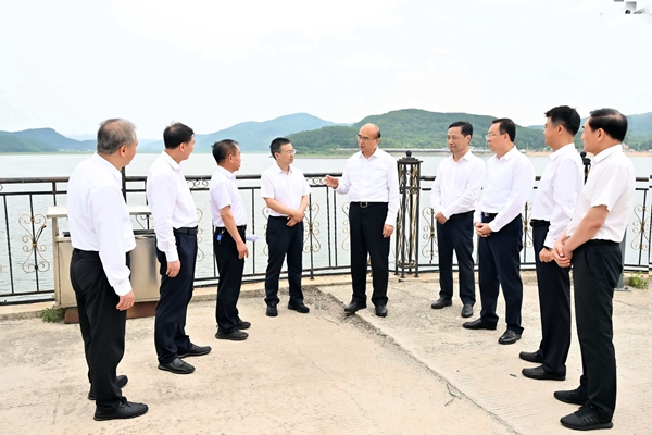 在阿城区红星水库,许勤了解汇水面积、当前水位等情况。