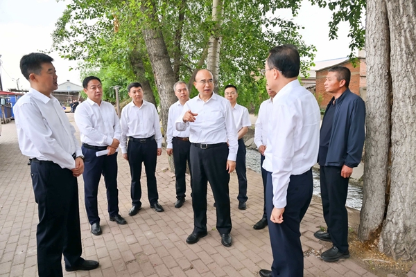 在阿城区红星镇姚家屯山洪灾害防治点,许勤检查巡查值守、避险演练等措施落实情况。