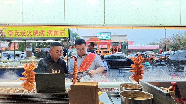 建设银行工作人员深入夜市调研走访。图片由中国建设银行黑龙江省分行提供