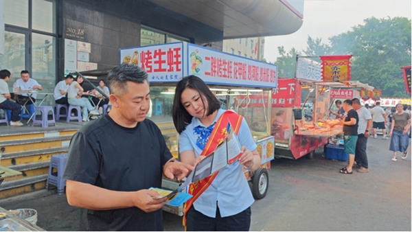 建设银行工作人员为市民科普反诈知识。图片由中国建设银行黑龙江省分行提供