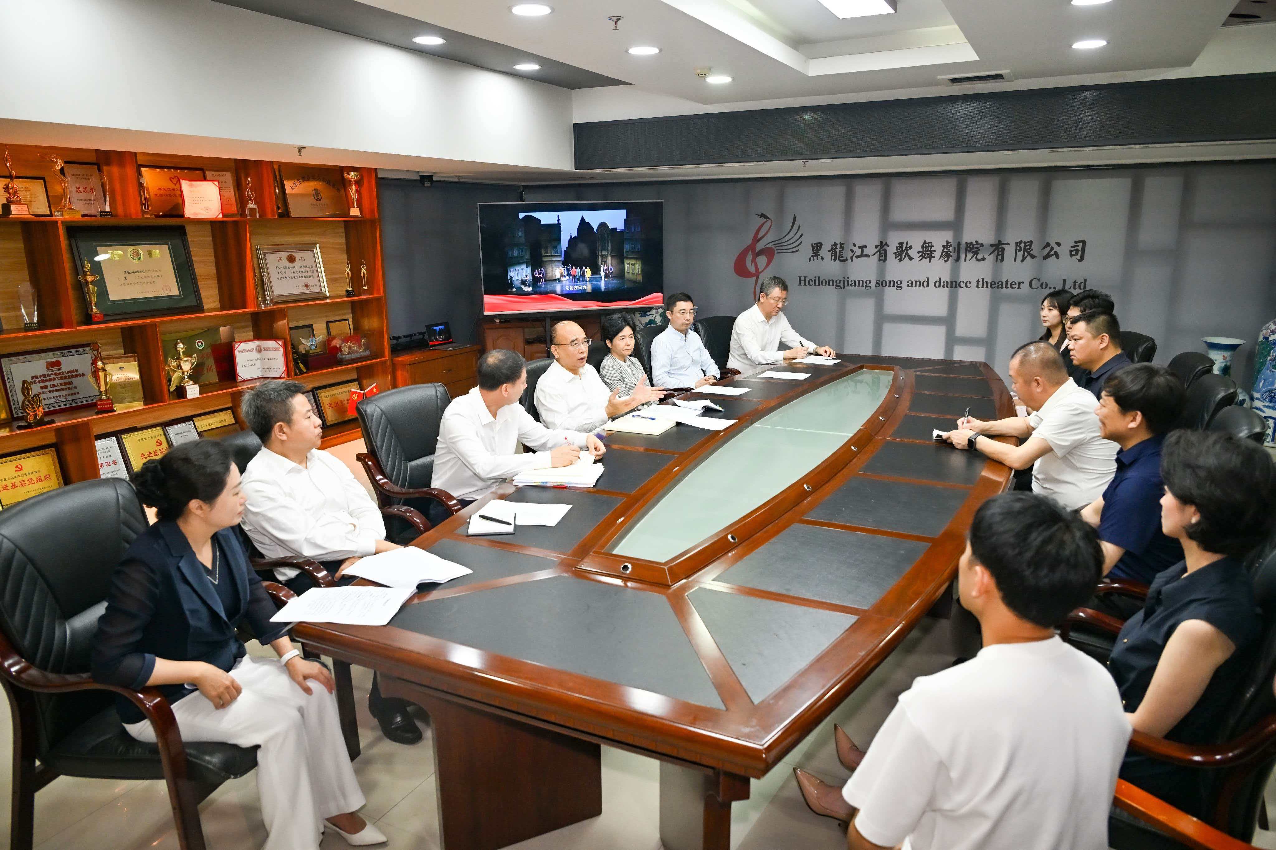 许勤来到剧院，与文艺工作者座谈交流，听取大家对深化院团改革的意见建议。