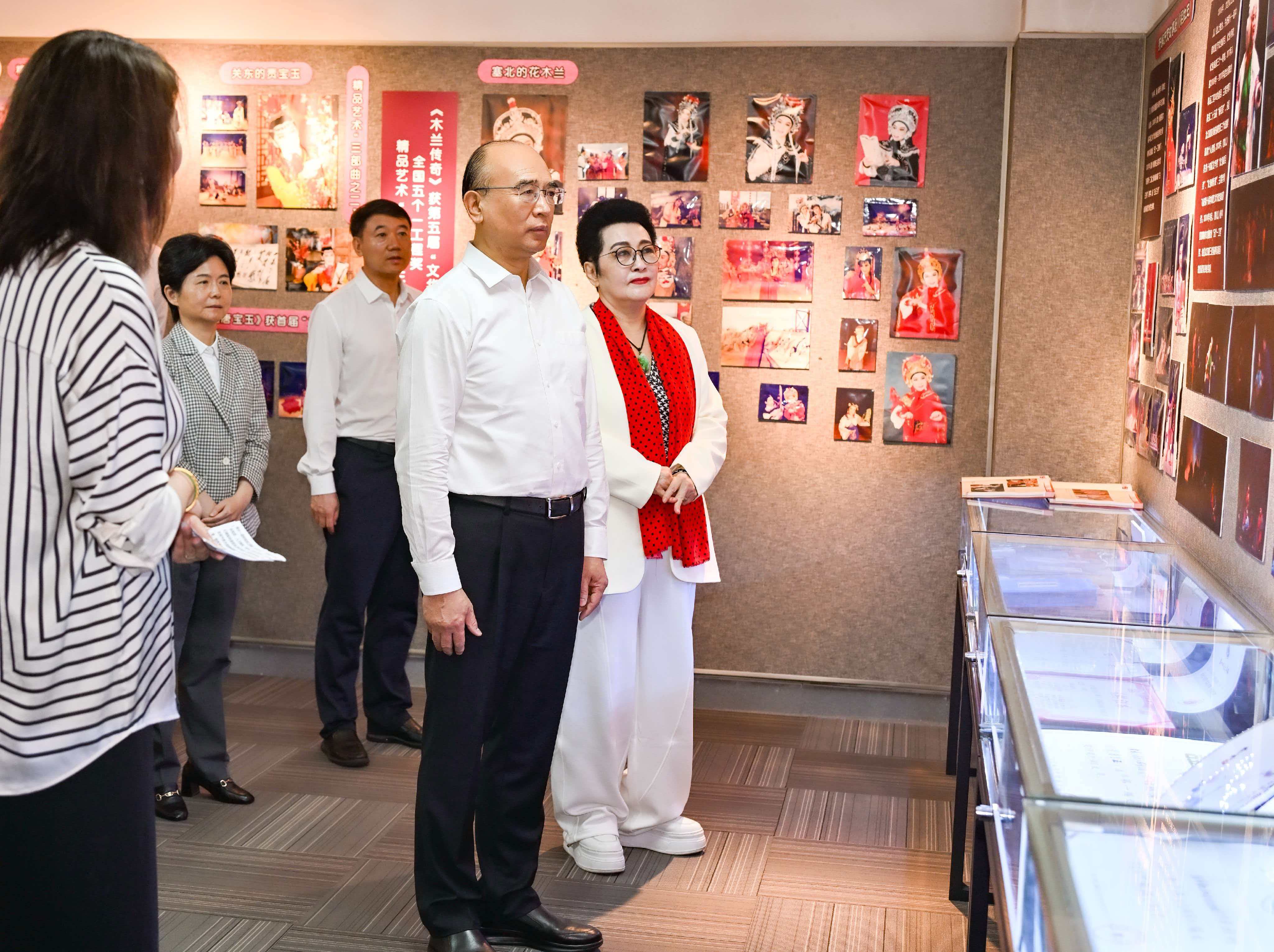 在省龙江剧艺术中心，许勤与龙江剧表演艺术家白淑贤交流，听取对深化院团改革的意见建议。