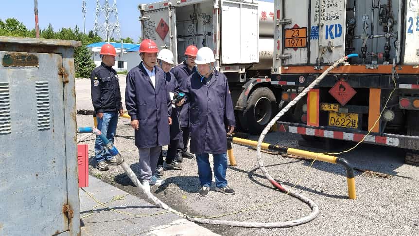專家實地檢查LNG卸車作業