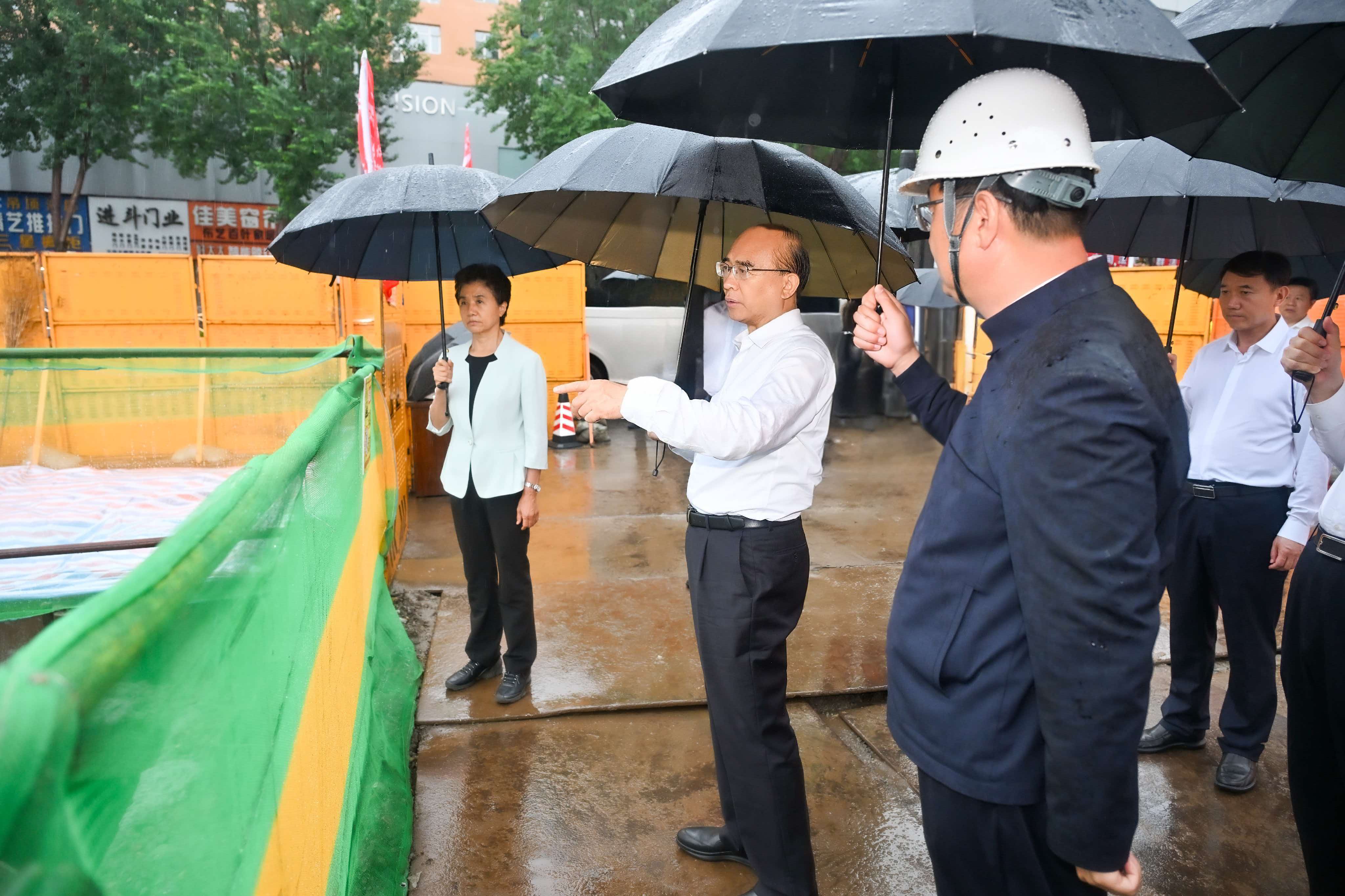 許勤、梁惠玲來到城市內澇治理現場，檢查城市積水疏排等情況。