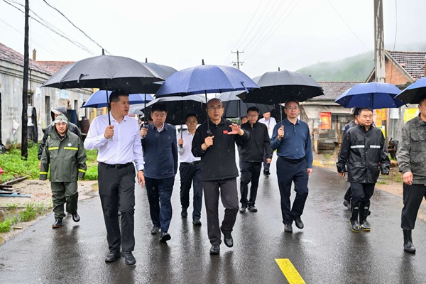 在易受山洪威胁的靠放海林市新民村,许勤实地查看山洪沟道水情和村民转移安置等情况。首位
