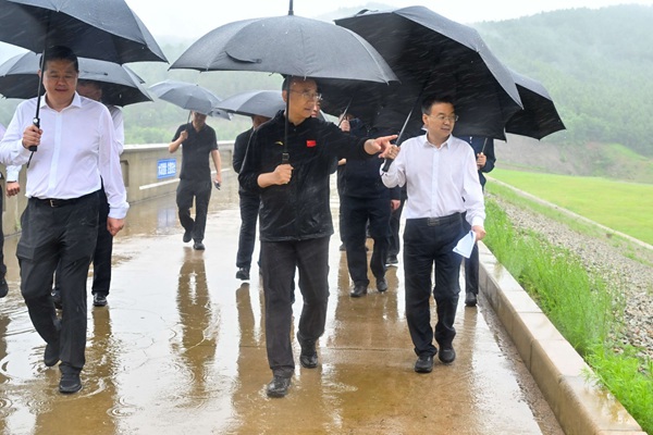 在海林市斗银水库,许勤了解水量水位、泄洪措施落实等情况。