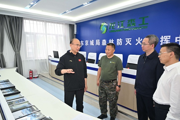 在龙江森工集团东京城林业局,许勤视频调度山区基层站所山洪防范措施落实和人员转移安置等情况。