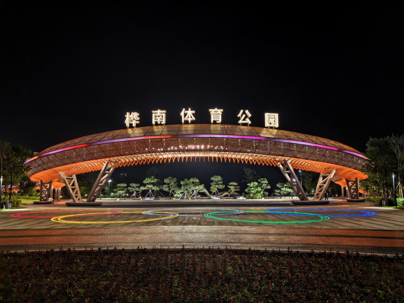 桦南县体育公园夜景。