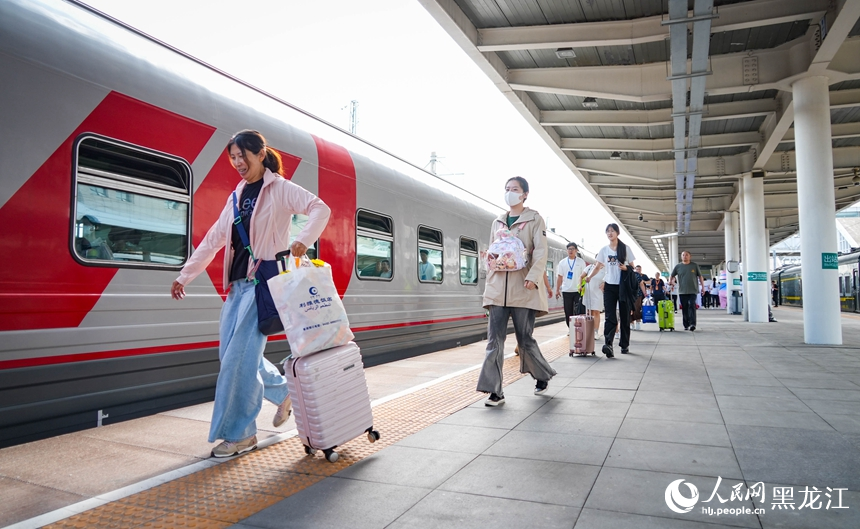 中俄跨境旅游专列试运营首发  游客开启“双向奔赴”新旅程