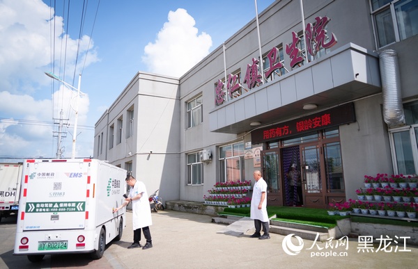 邮政无人车直达乡镇医院，为乡村群众用药提供便利。人民网记者 苏靖刚摄