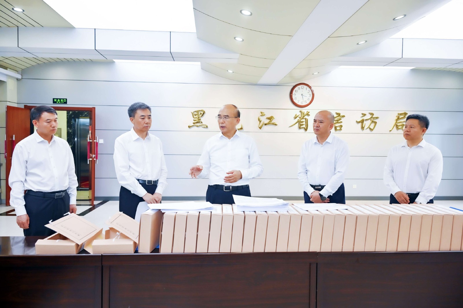 许勤来到省信访局,查看问题清单和整改整治工作台账。