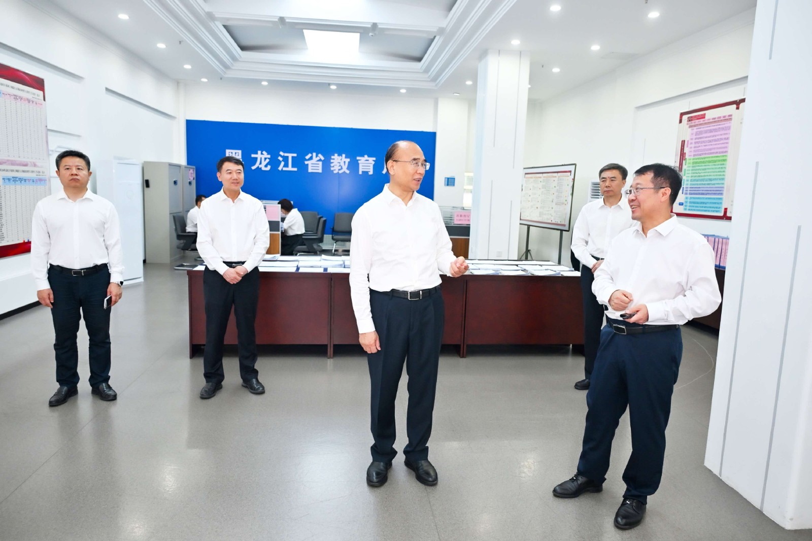 许勤来到省教育厅,详细了解学习教育开展情况。