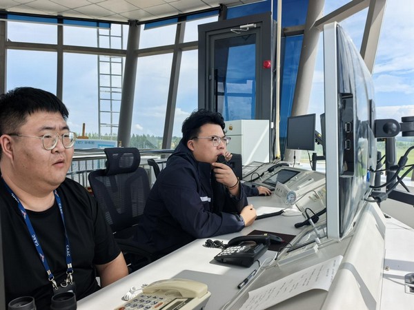 富裕县塔哈通用机场塔台工作人员指挥航空器起降