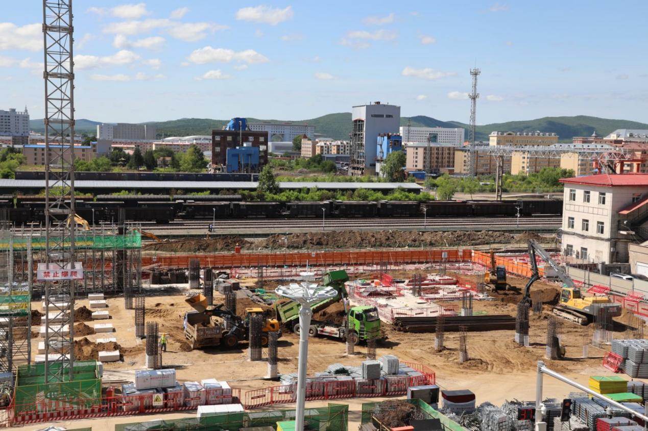 富加铁路工程新建加格达奇站房施工现场（资料图）。中国铁路哈尔滨局集团有限公司供图