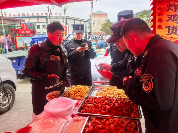 市場監督管理局執法人員對現場制售的各類食品開展全流程檢查。大箐山縣委宣傳部供圖