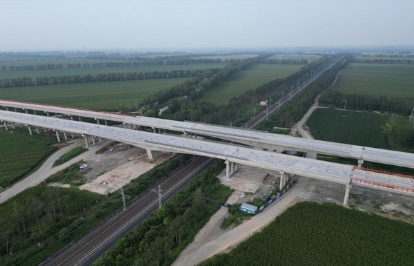 哈尔滨都市圈西南环段上跨京哈普铁鸟瞰图。黑龙江省交通运输厅供图