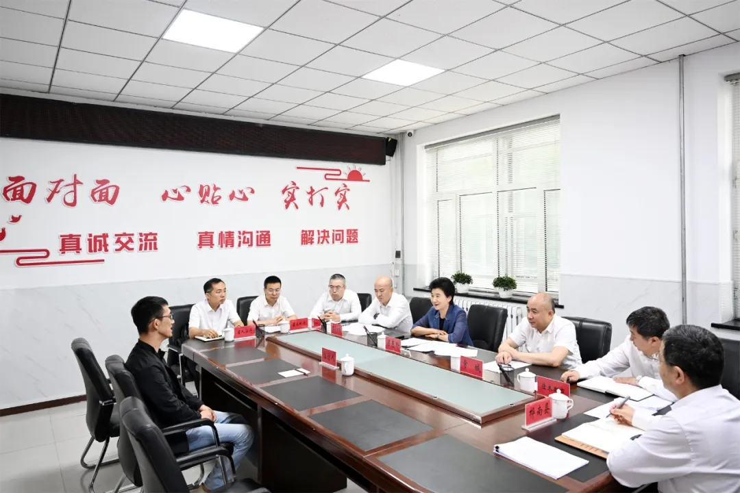 在桦南县信访局，梁惠玲接待来访群众。