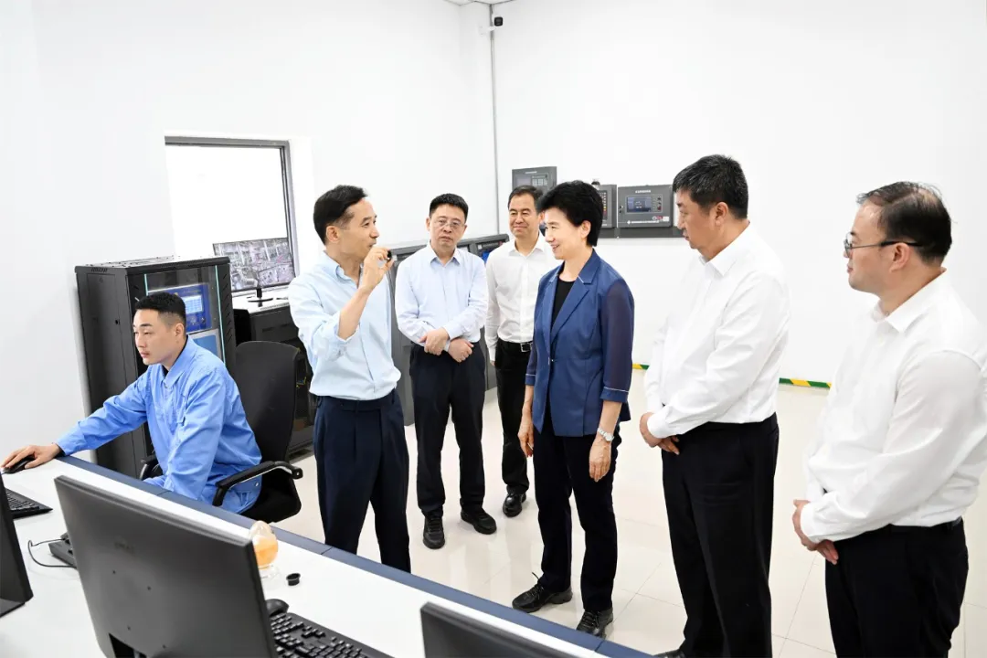 梁惠玲考察翔翼特材航空高分子聚酰亚胺特种工程塑料生产项目。