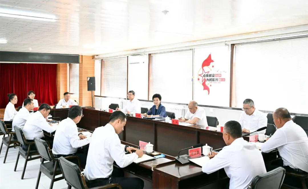 在桦南县梨树乡政府，梁惠玲主持召开树立和践行正确政绩观座谈会，听取基层干部、群众代表的意见建议。