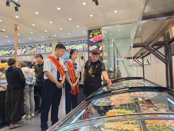 建设银行齐齐哈尔分行“张富清金融服务队”了解烤肉门店融资需求。图片由中国建设银行黑龙江省分行提供