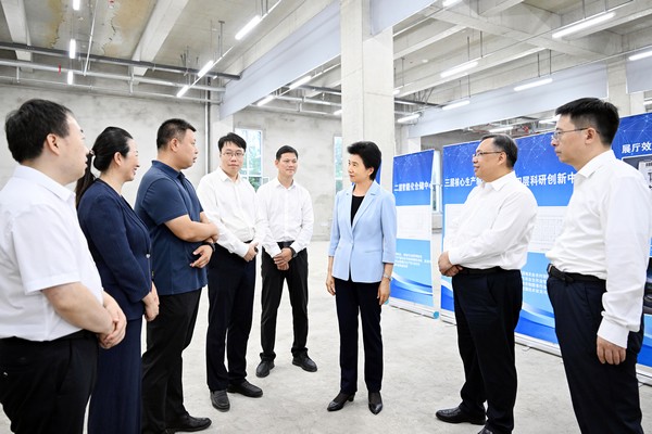 梁惠玲考察惠达高端智能农机装备生产与研发基地项目