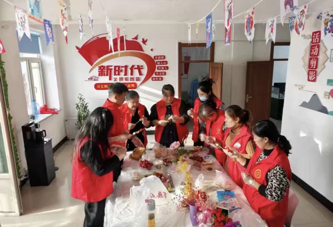 汤旺县汤旺河镇兴安社区为辖区居民准备慰问活动礼物