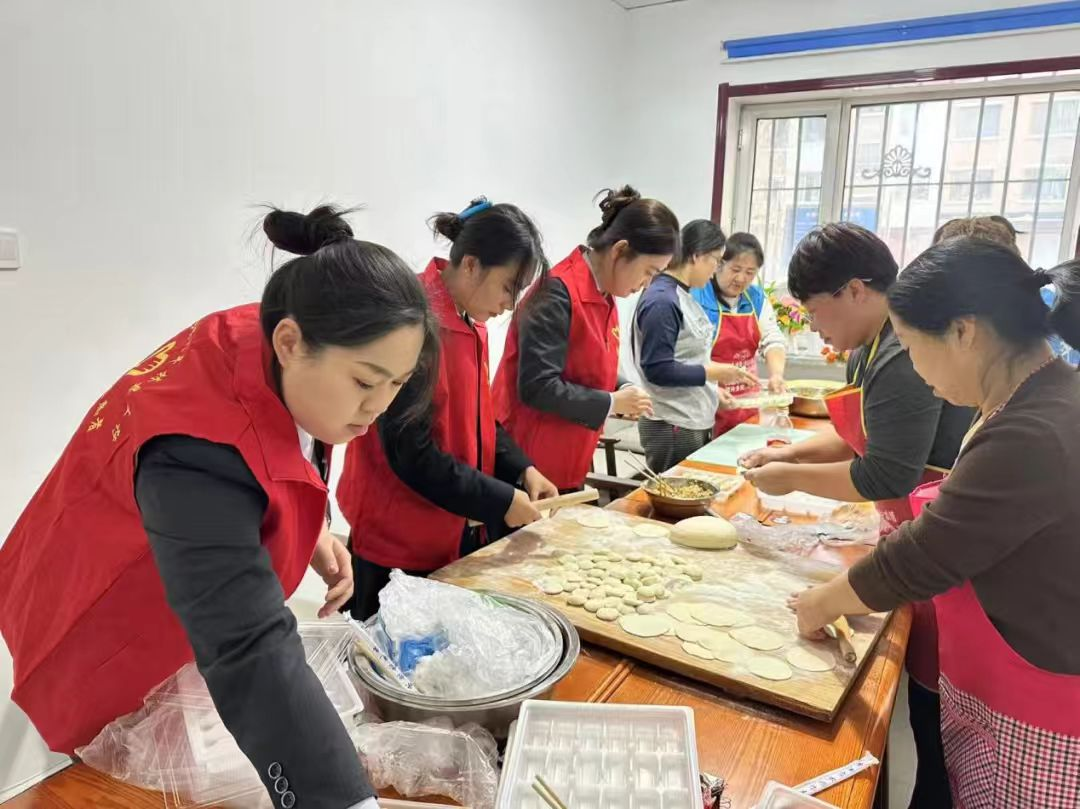 丰林县新青镇新民社区为辖区居民制作冬日暖心饺子