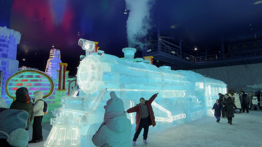 伏天消暑好去处 哈尔滨冰雪大世界梦幻冰雪馆解锁夏日清凉